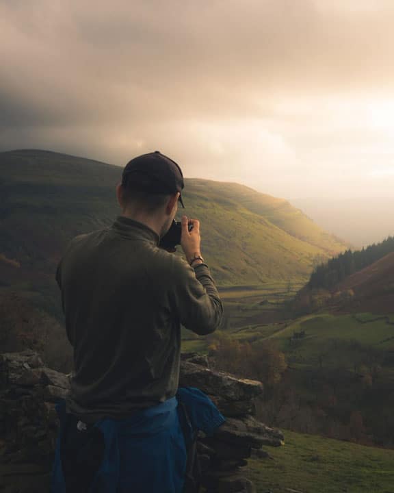 illiya vjestica photography yorkshire dales a silhouette of man taking a picture of a beautiful sunset in the yorkshire dales with a professional camera